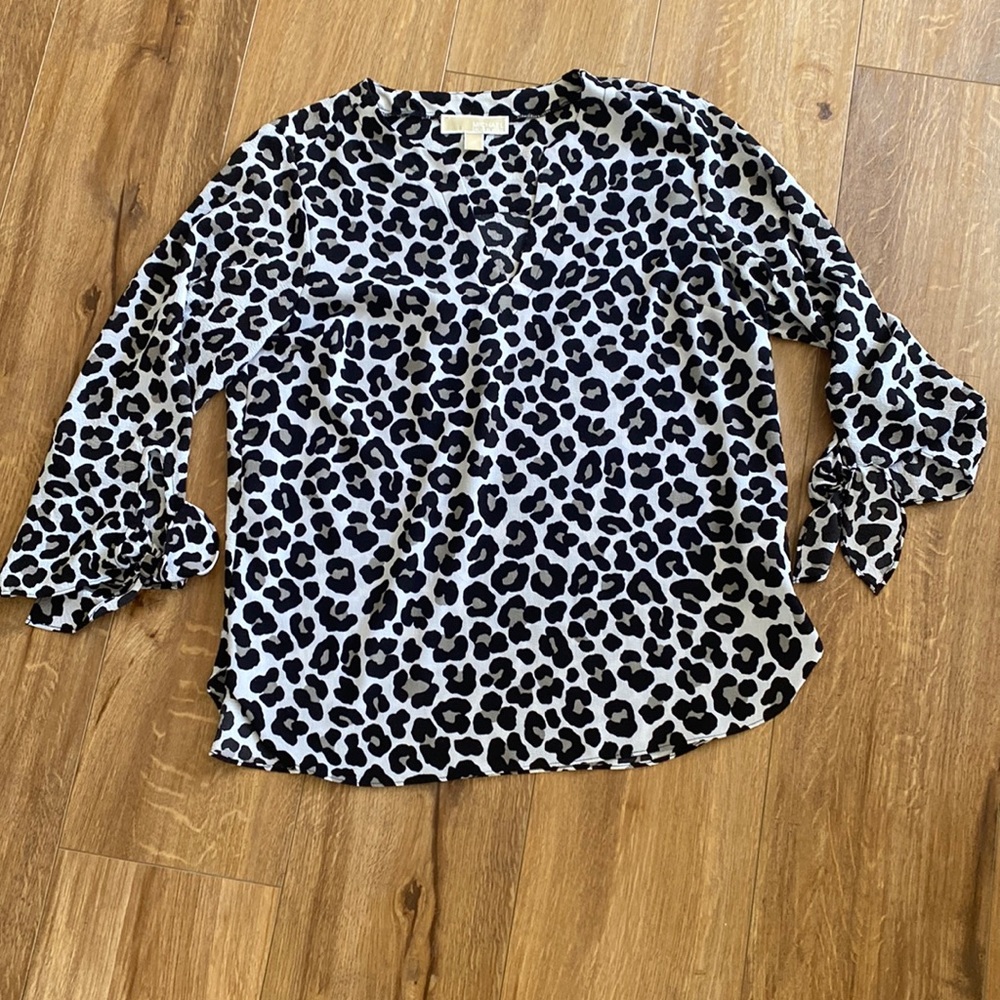Black and white leopard print top